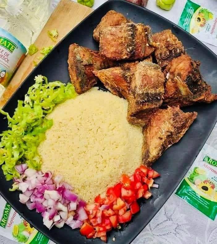 Garba authentique — attiéké (Couscous de manioc) frais, thon frit, oignons, tomates, piment