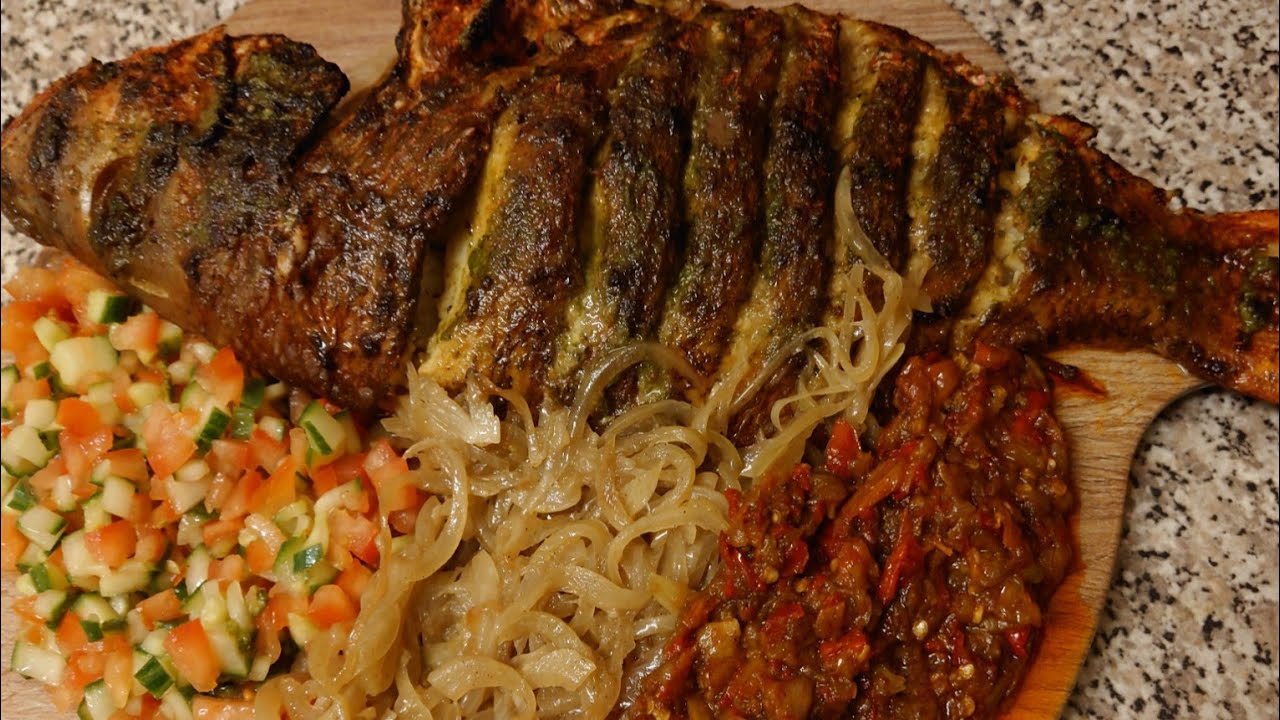 Poisson braisé — tilapia grillé à la flamme avec sauce piment